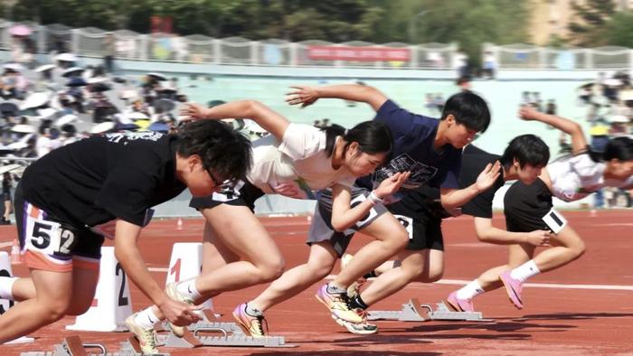 新疆足球队在国际赛场上拼搏奋斗，夺冠